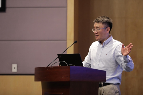 《黑洞——时空弯曲的神秘漩涡》——上海天文台科学家现场科普黑洞奥秘