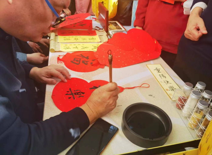 文汇：把重阳节过成儿童节，上海自博馆首次为老年群体开展专属大型服务活动