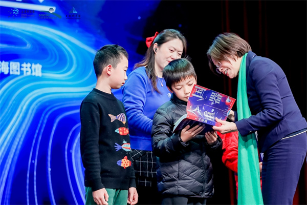 上观新闻：上海科技馆“寒假周末营”来了！院士给孩子讲解月球上的“地外纤维”