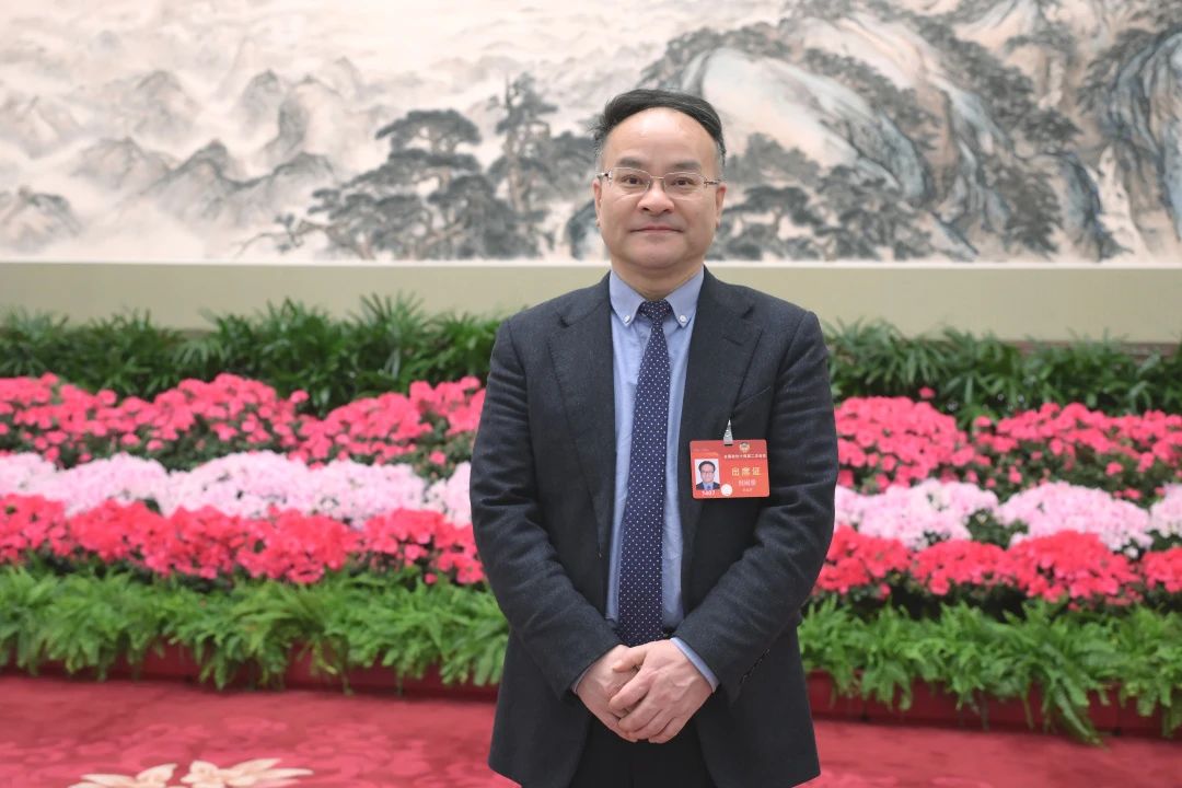 전국정치협상회의 위원이며 상하이과학기술관 관장인 니민징(倪閩景)이 우수한 혁신 인재 조기 양성에 대하여 담론