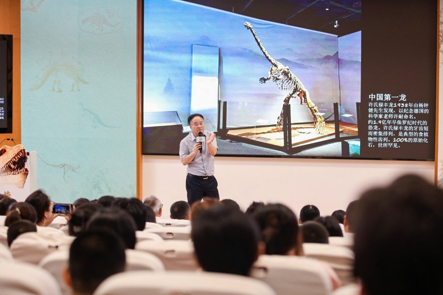 文汇报：禄丰恐龙“出差”上海，市长携珍贵化石发出邀请