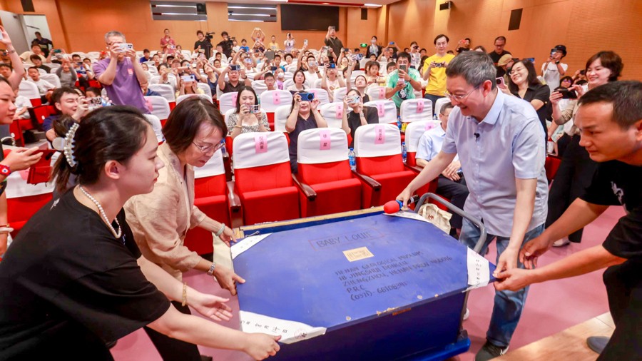 文汇报：全球最大恐龙胚胎化石首次来沪！曾流失海外20年，将展出3个月