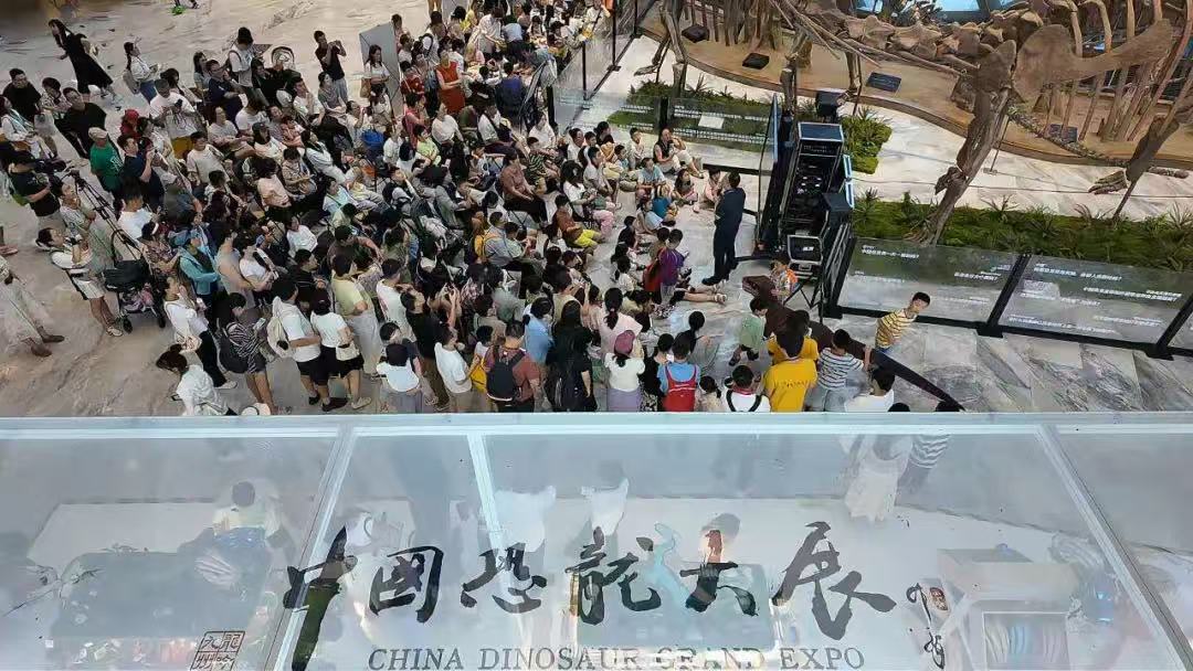 暑期最后一周，上海自然博物馆推出“疯狂恐龙周”夜场活动