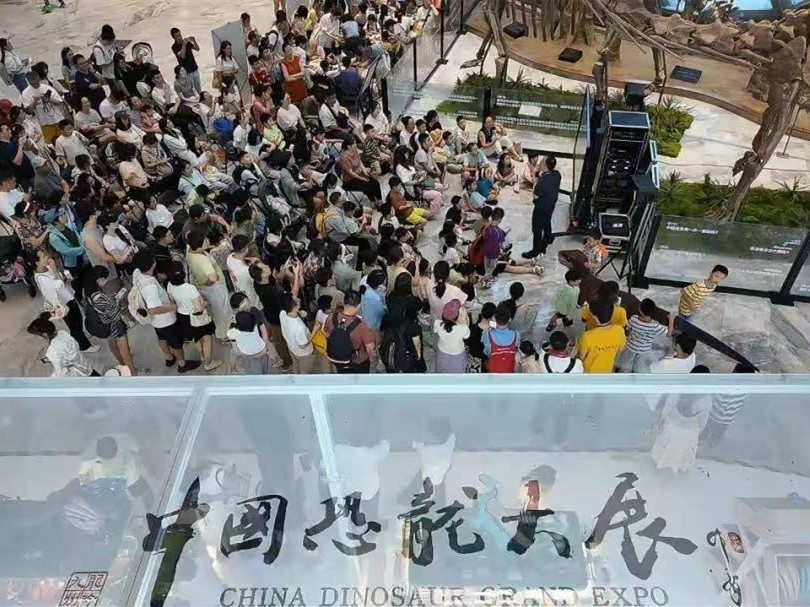 暑期最后一周，上海自然博物馆推出“疯狂恐龙周”夜场活动