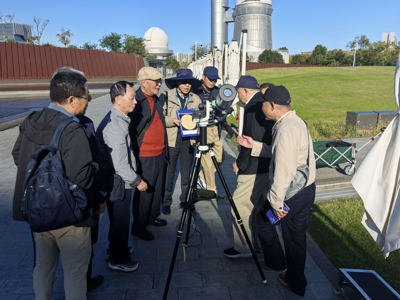 重阳佳节，上海天文馆里“银龄追星”正当时