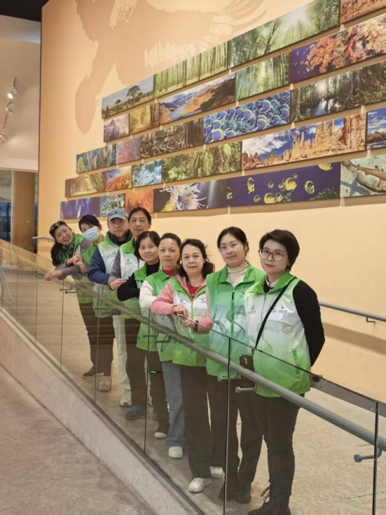 上海科技馆三馆志愿者续写新时代雷锋故事