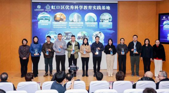 中国新闻网：虹口学子走进上海自然博物馆，开启春季开学第一课