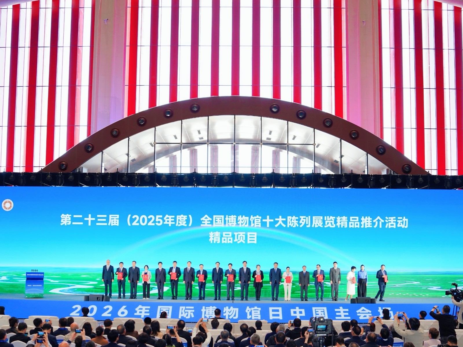 上海科技馆“龙吟九州·中国恐龙大展”荣膺2025年度全国博物馆十大陈列展览精品项目